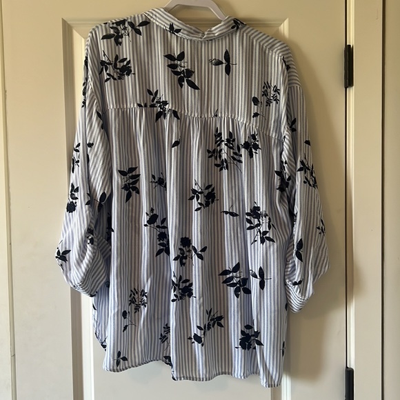 Maurice’s floral blouse. - Picture 3 of 5